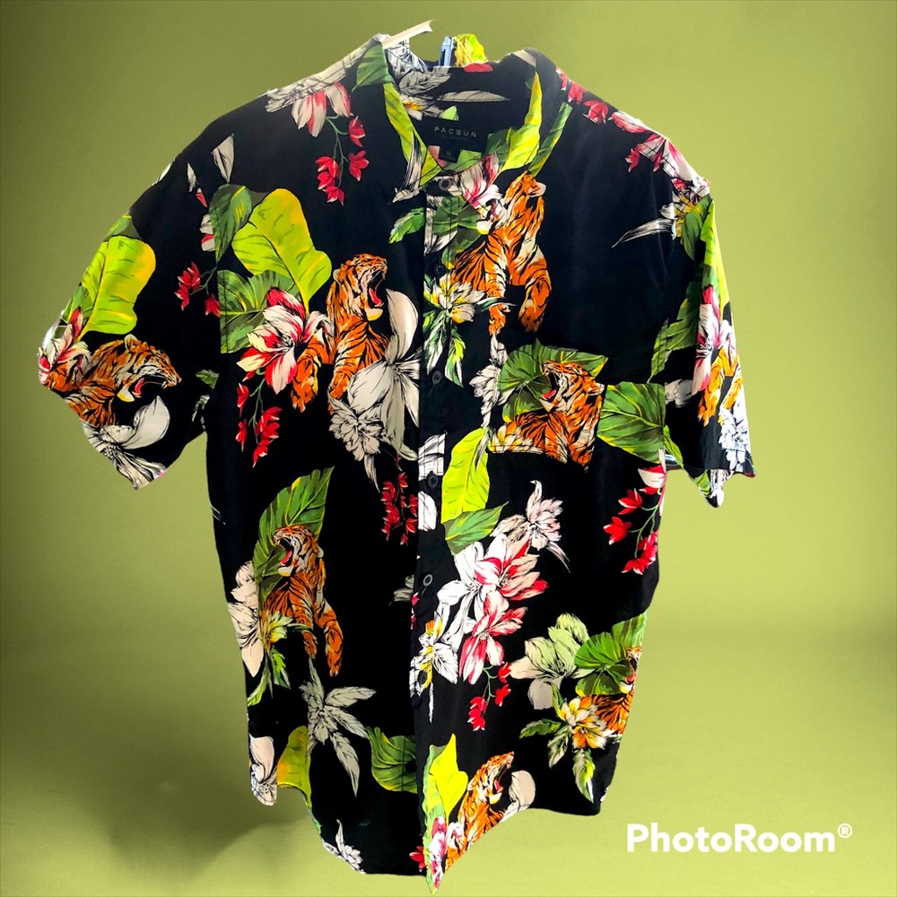 Pacsun Jungle Print Cotton Button-down Shirt. Black, Green, Red. Size XL